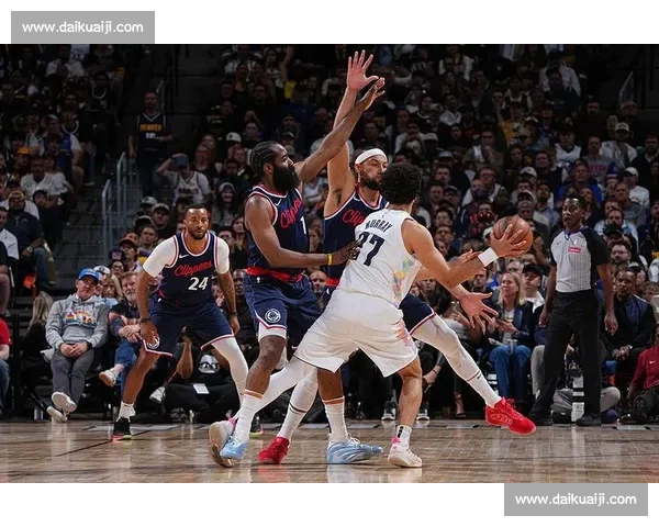 约基奇对决戴维斯巅峰内线博弈重塑NBA季后赛格局走向未来之路